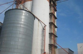 Vista de silos de hormigon y de silos metálicos